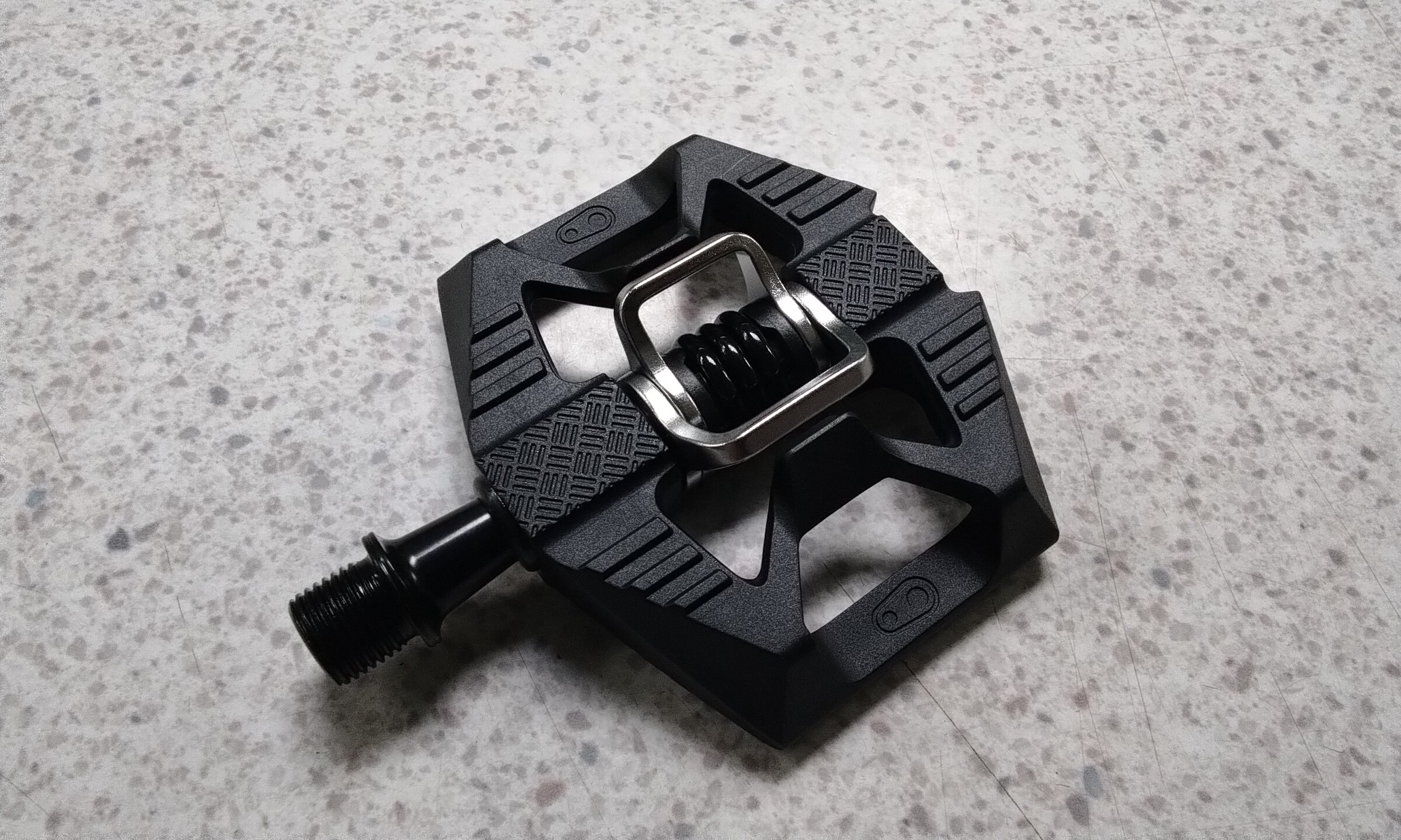 片面ビンディング、片面フラットペダルのお手軽モデル、クランク